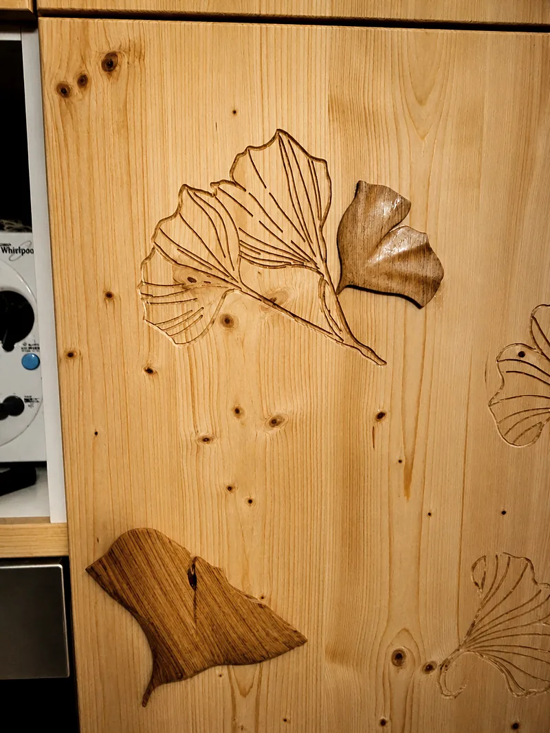 Poignée de cuisine sculptée à la main en forme de feuille de ginkgo, sur une façade en bois massif gravée